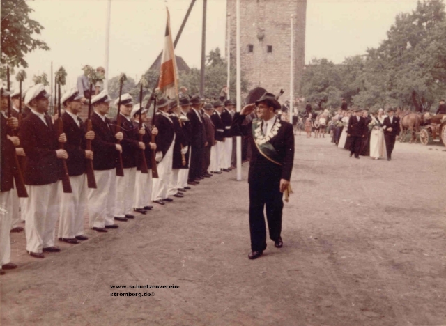 1954: Knig Hugo Schmitt auf dem Burgplatz