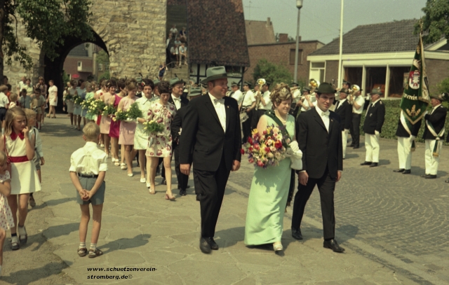 Schtzenfest-Sonntag 1970: Knigin Irmgard II. Warnecke mit Throngefolge