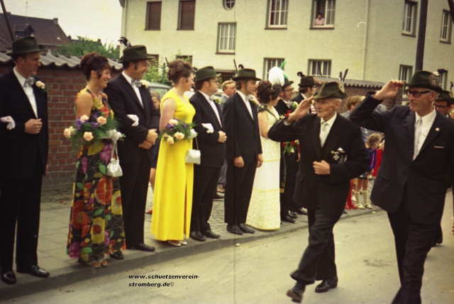 1972: Die Parade auf der Hfferstrae wurde angefhrt (v.r.) von Heinrich Winter-Borgelt und Josef Wilkmann