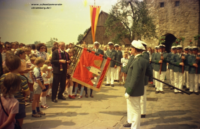 Schtzenfest 1973: Standartenweihe der Ehrengarde durch Pfarrer Franz Bker.