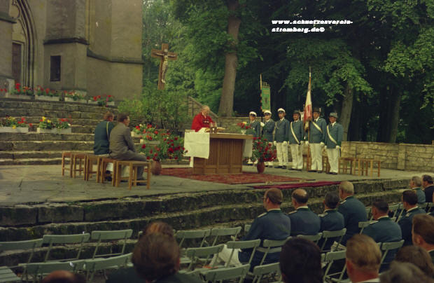 Festgottesdienst 1973 auf den Stufen vor der Kreuzkirche.